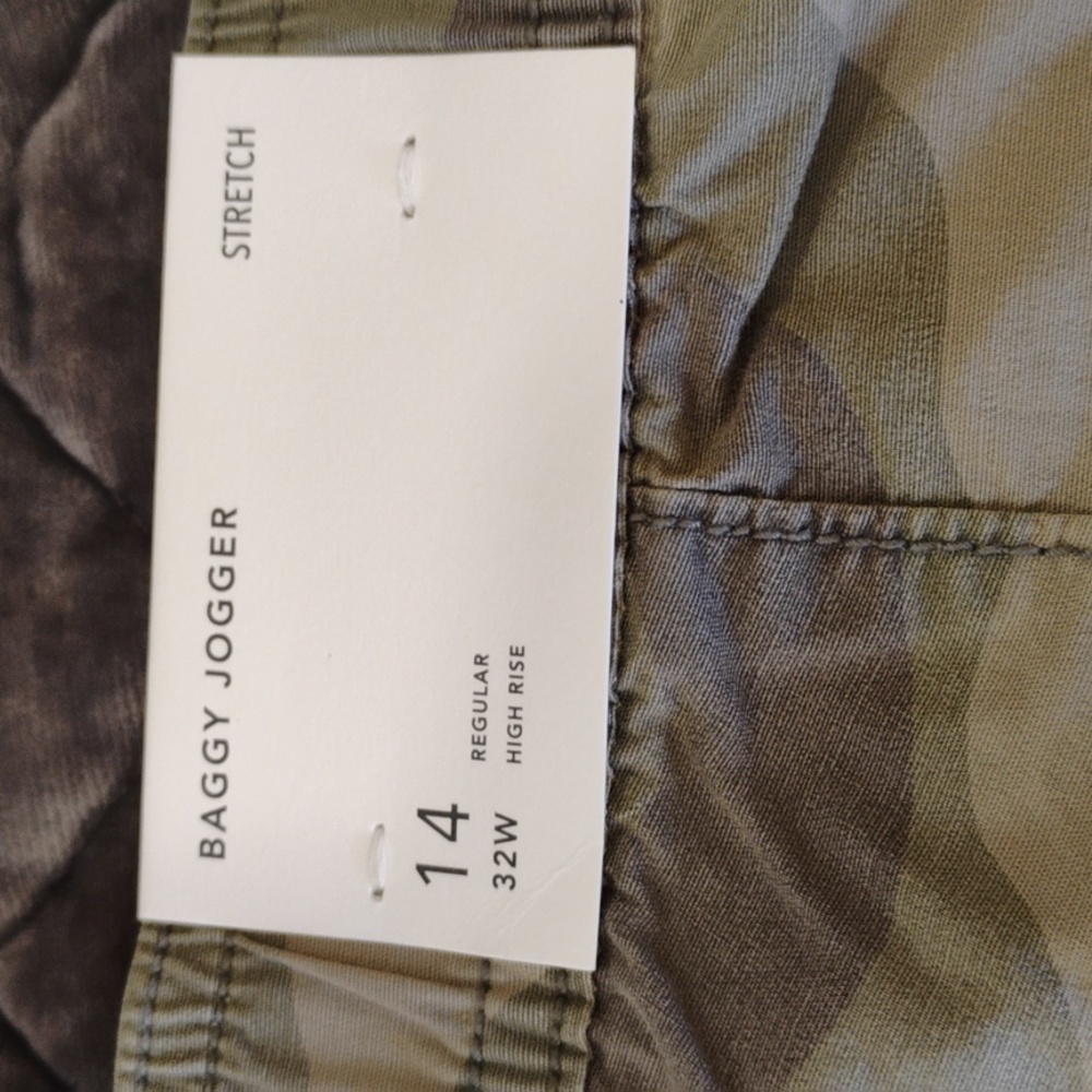 American Eagle Outfitters Camo Baggy Joggers - Picture 2 of 6